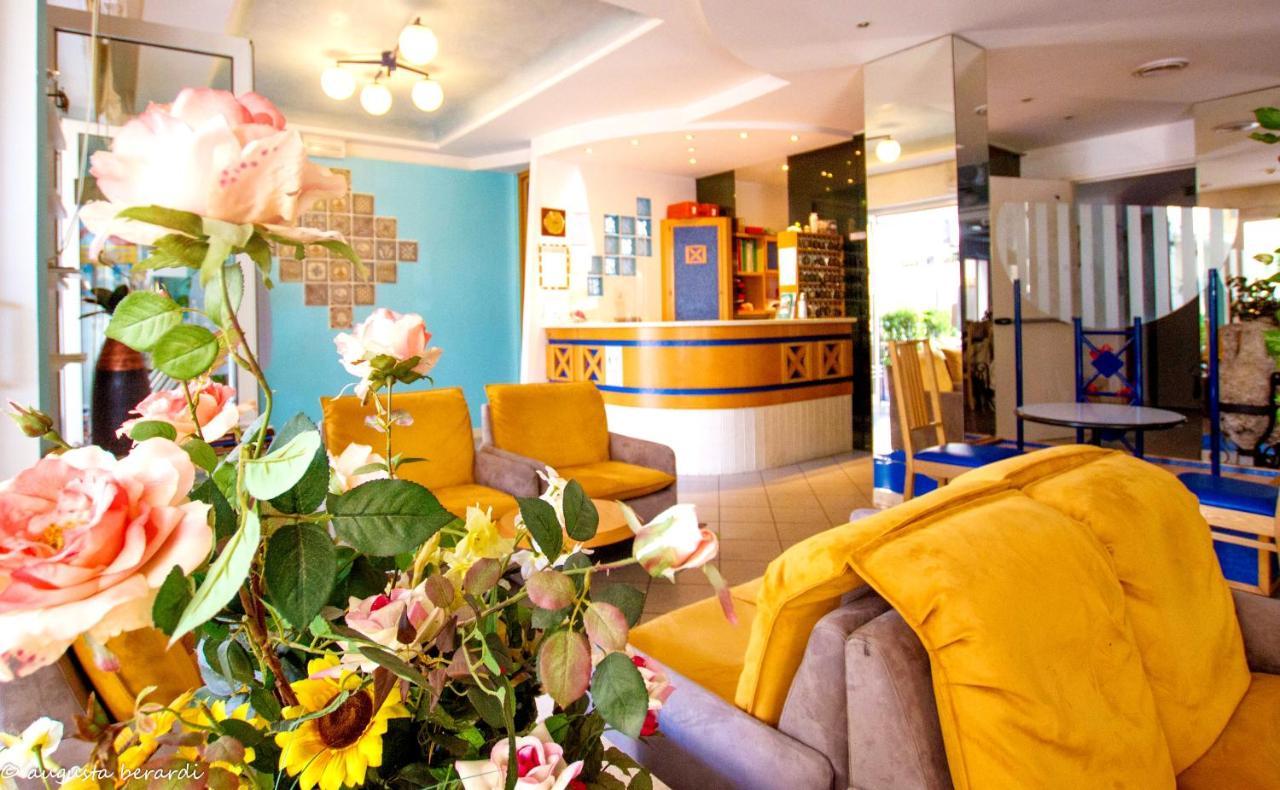 Hotel Adria B&B - Colazione Fino Alle 12 미사노아드리아티코 외부 사진
