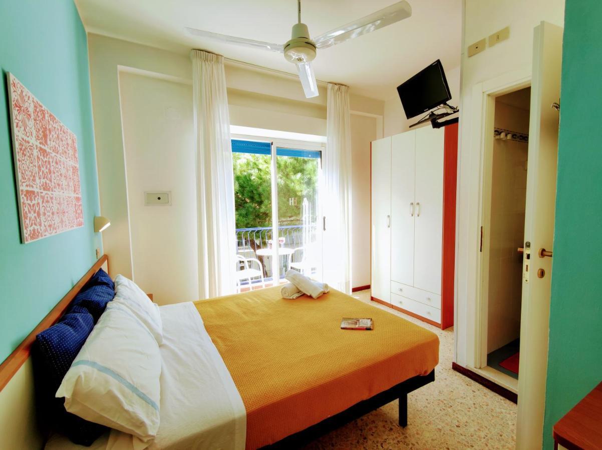 Hotel Adria B&B - Colazione Fino Alle 12 미사노아드리아티코 외부 사진