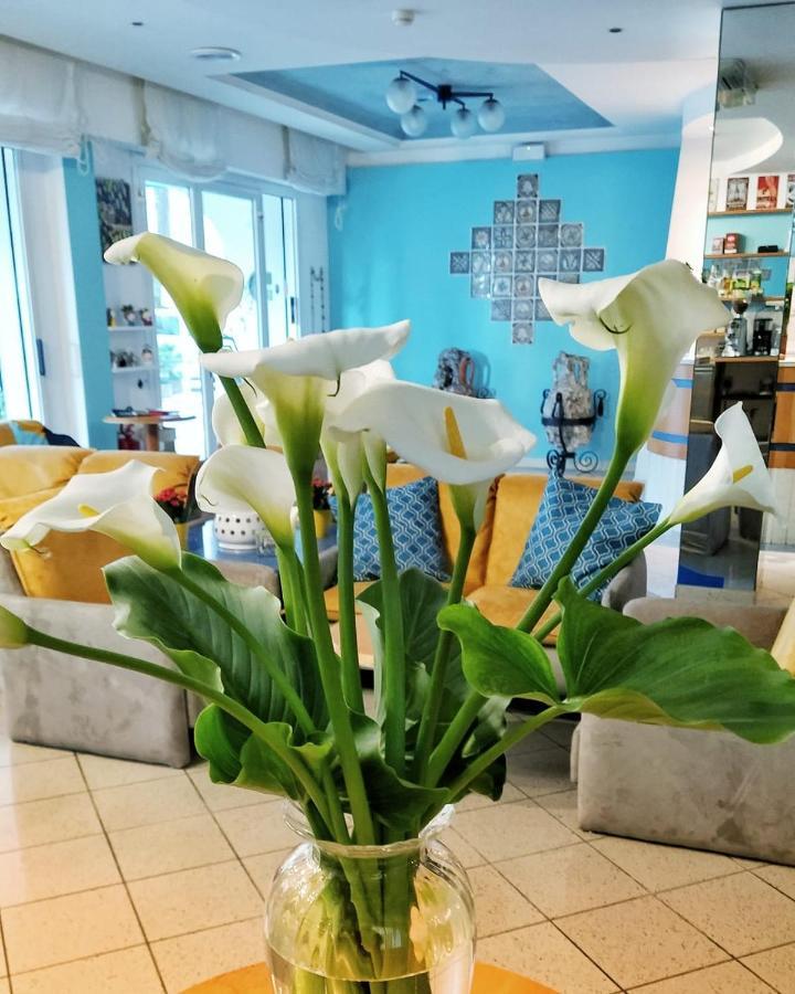 Hotel Adria B&B - Colazione Fino Alle 12 미사노아드리아티코 외부 사진