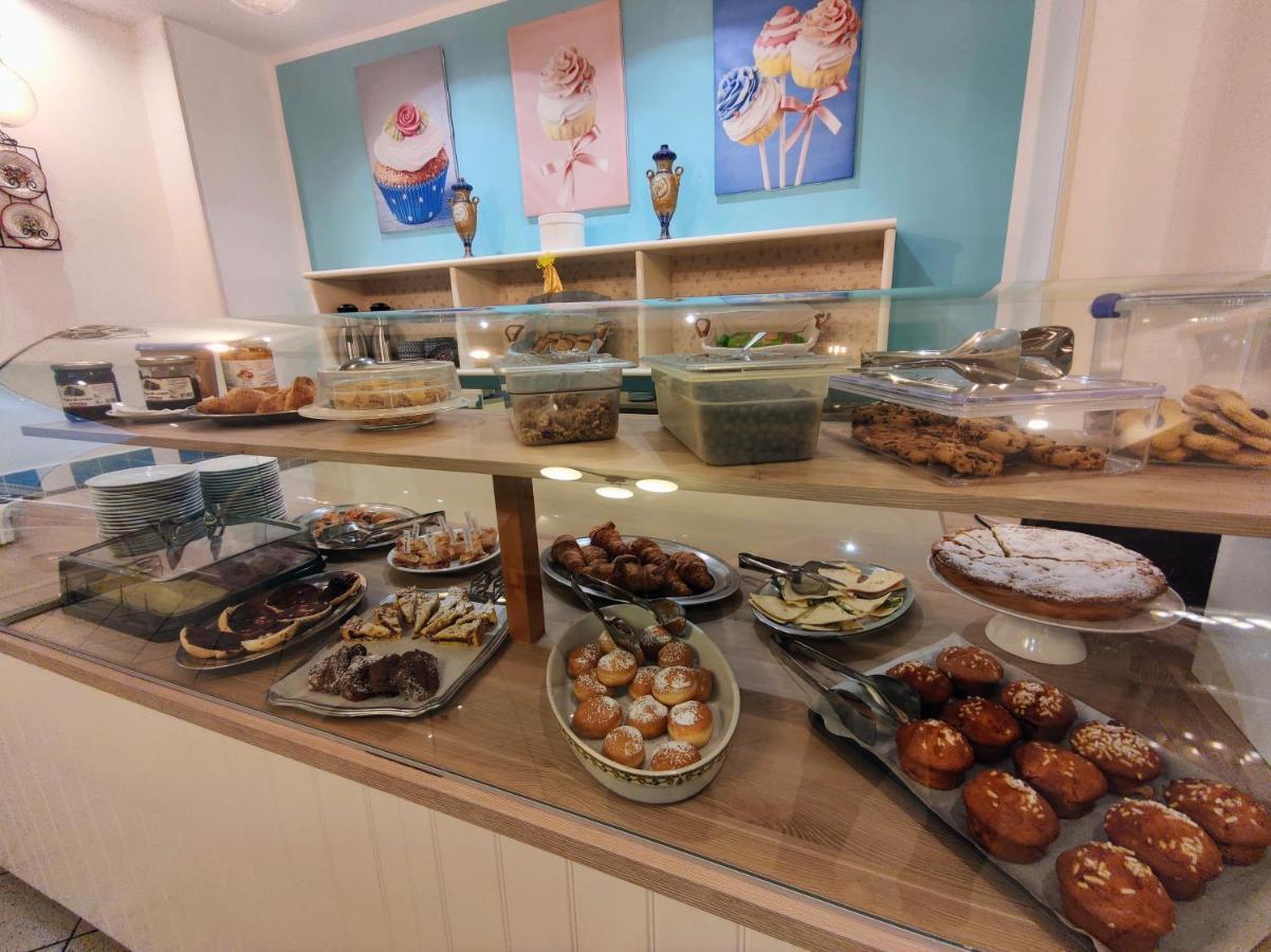 Hotel Adria B&B - Colazione Fino Alle 12 미사노아드리아티코 외부 사진