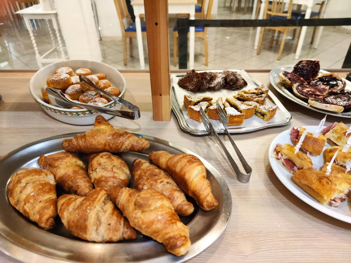 Hotel Adria B&B - Colazione Fino Alle 12 미사노아드리아티코 외부 사진