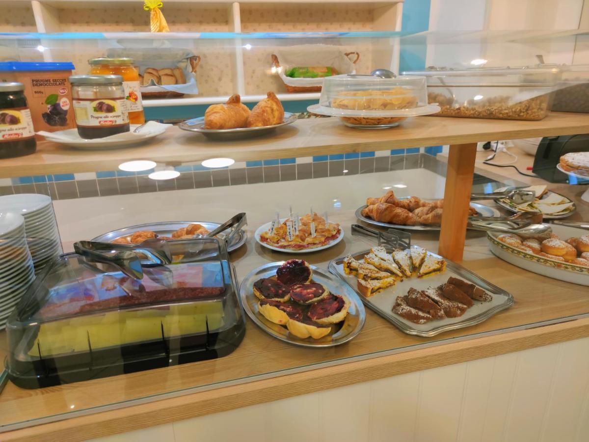 Hotel Adria B&B - Colazione Fino Alle 12 미사노아드리아티코 외부 사진