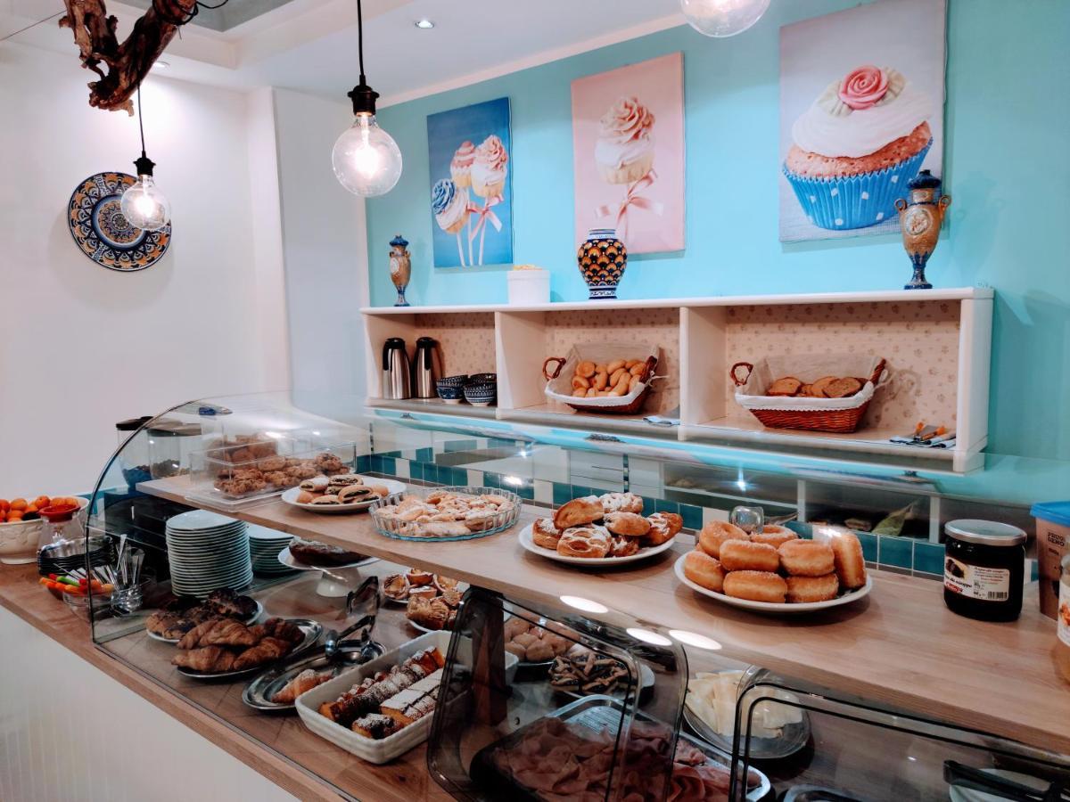 Hotel Adria B&B - Colazione Fino Alle 12 미사노아드리아티코 외부 사진