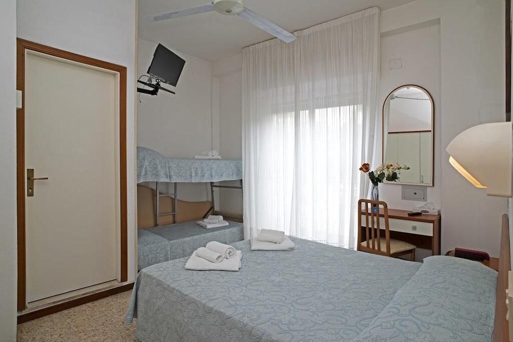 Hotel Adria B&B - Colazione Fino Alle 12 미사노아드리아티코 외부 사진