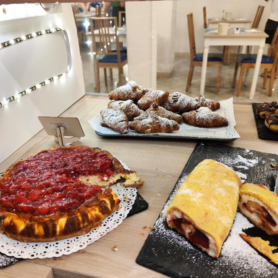 Hotel Adria B&B - Colazione Fino Alle 12 미사노아드리아티코 외부 사진